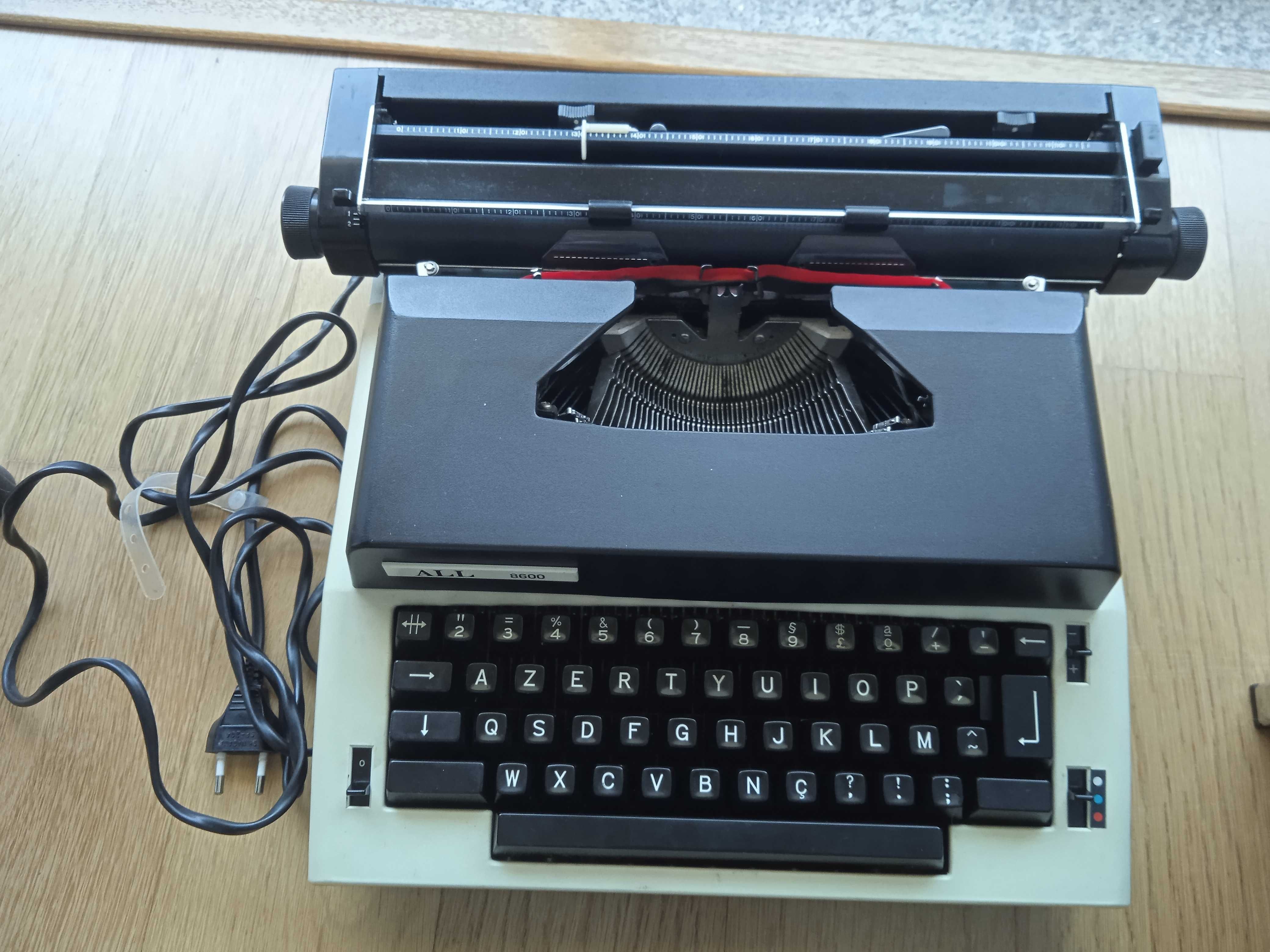 Máquina de escrever Nakajima All elétrica antiga com mala