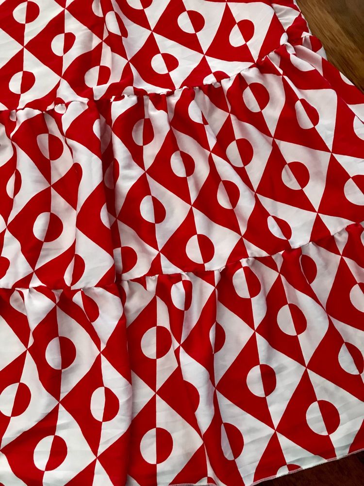 Przepiękna lekka biało czerwona sukienka w geometryczne wzory roz. Uni