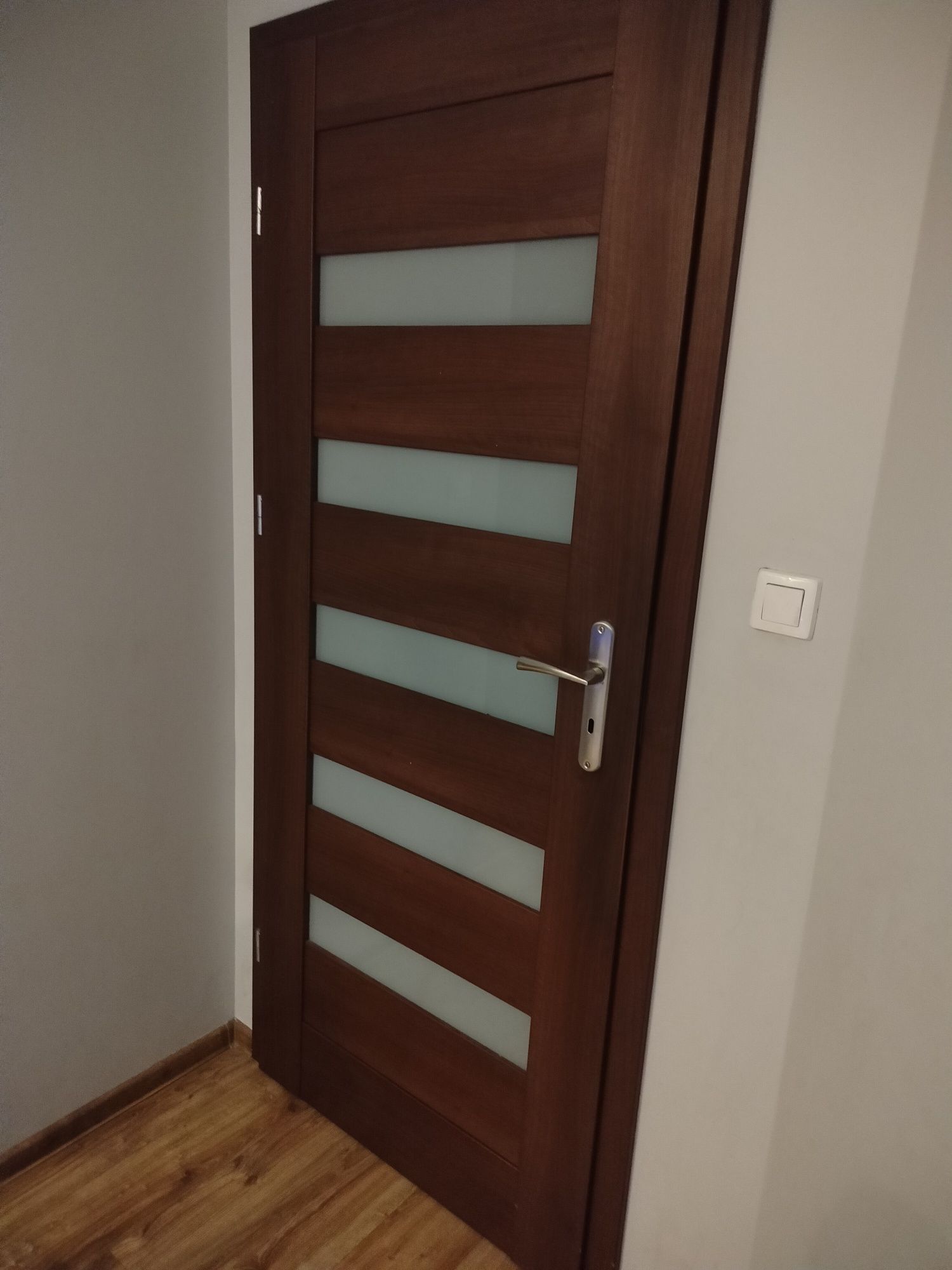 Monatż drzwi i paneli podłogowych