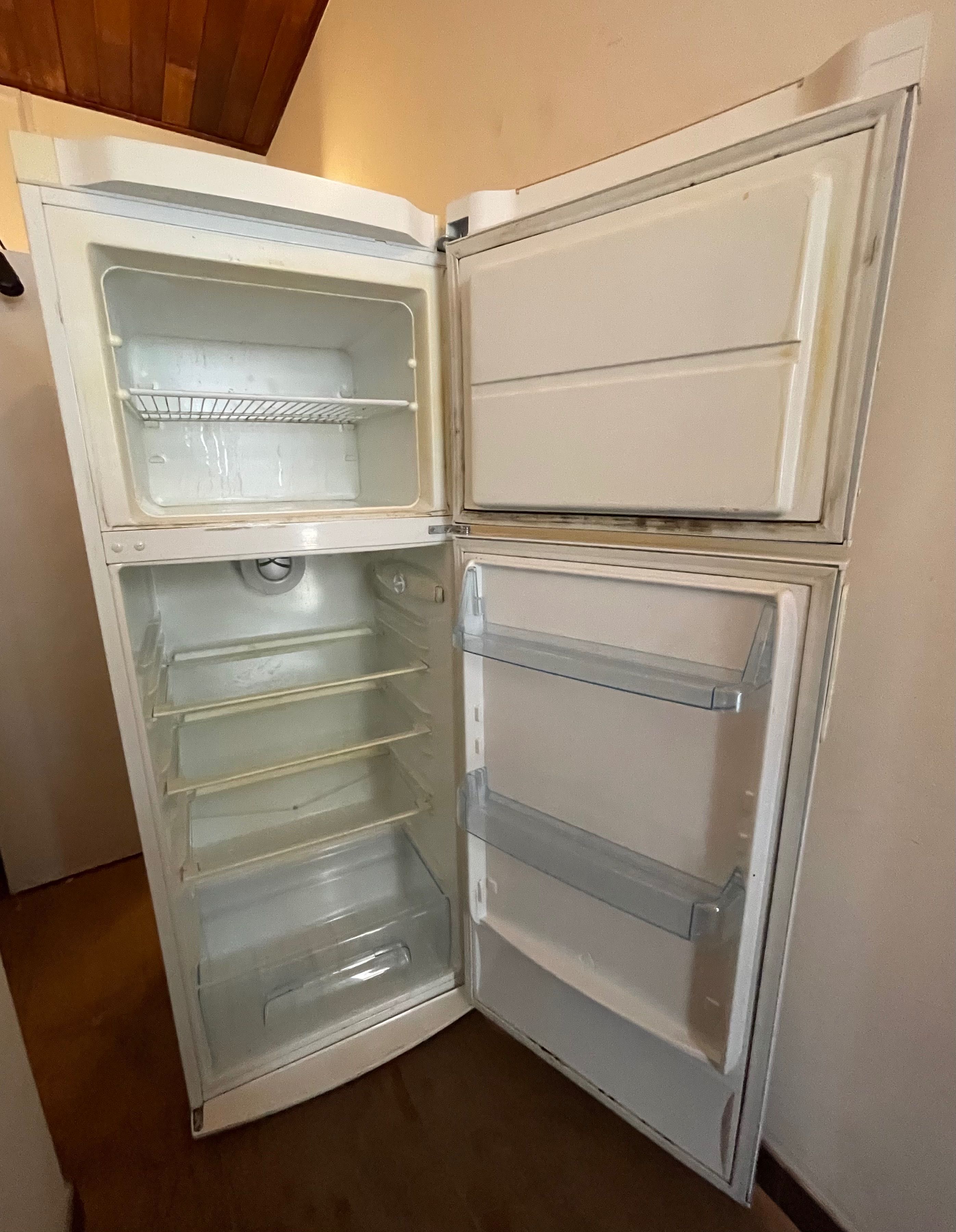 Vendo um frigorífico em boas condições de uso