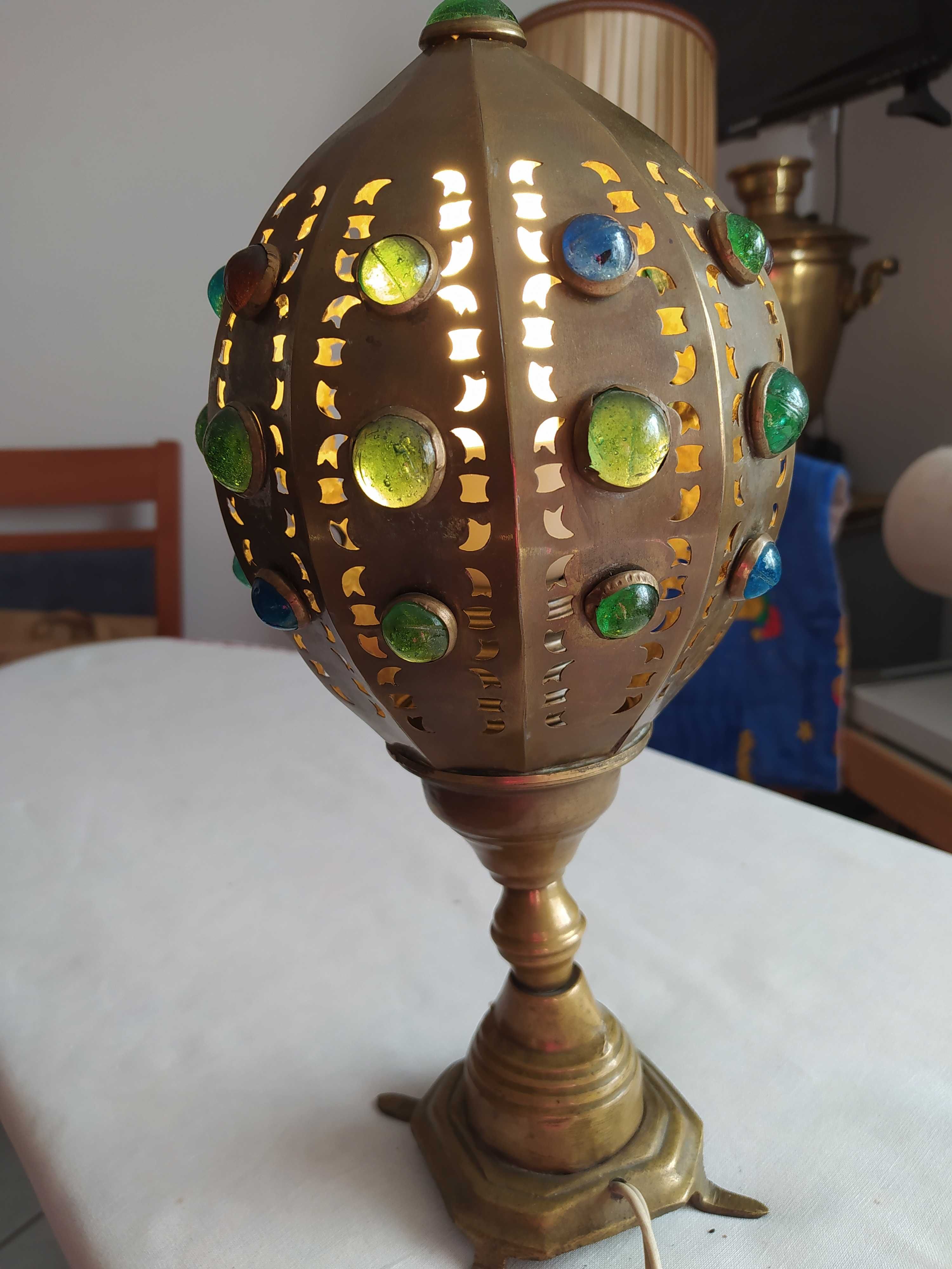 Lampa z mosiądzu z kolorowymi kamieniami