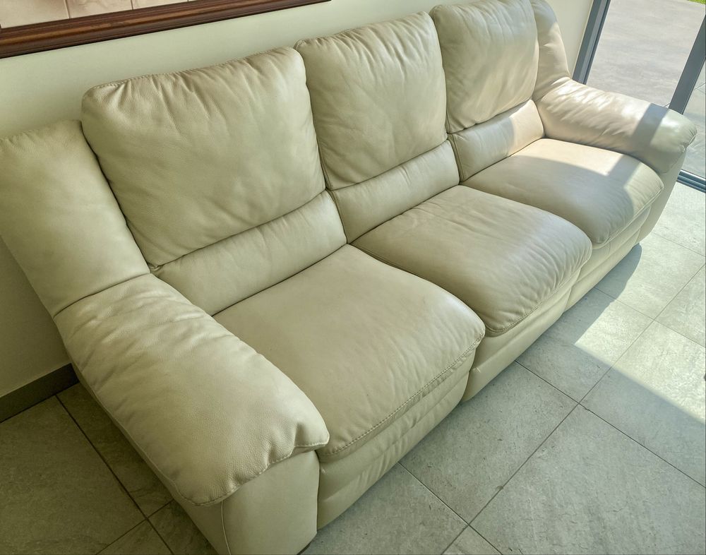 Sofá beige em pele