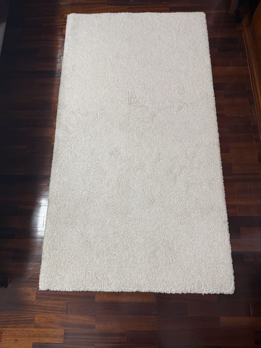 Dois tapetes de quarto cor branca