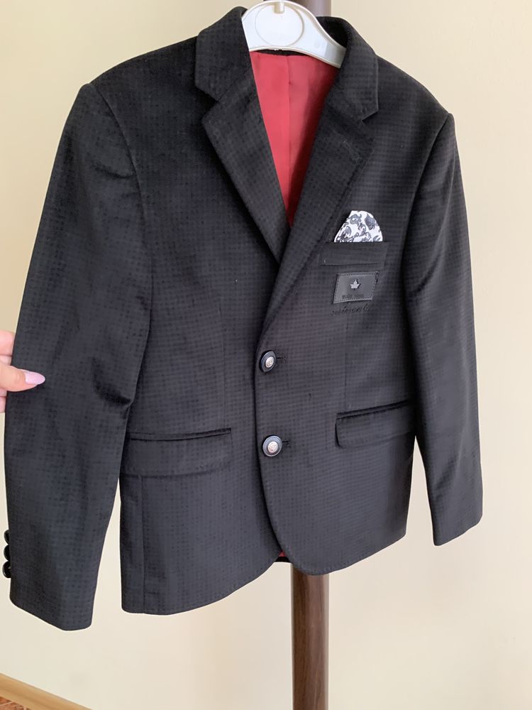 Продам бархатный пиджак на мальчика 6-7 лет