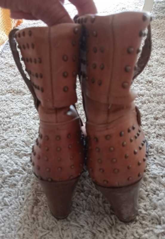 Botins em pele Sendra