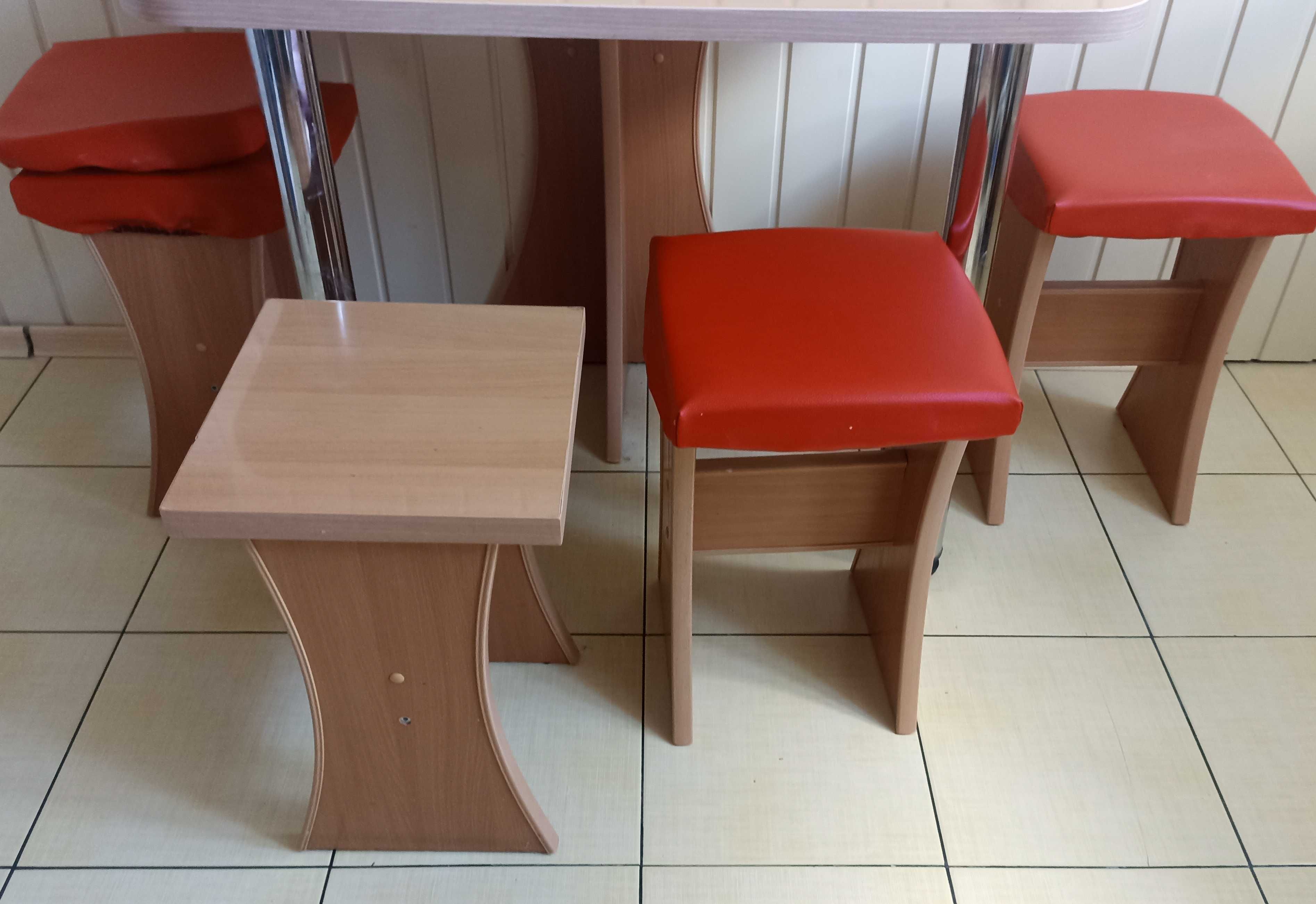 Stolik kuchenny i cztery taborety