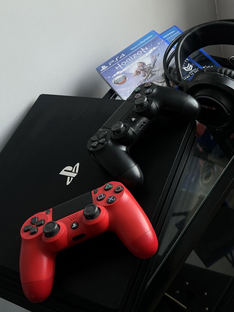 СРОЧНО продам PlayStation 4 Pro 1 Tb + 2 джойстика и наушники