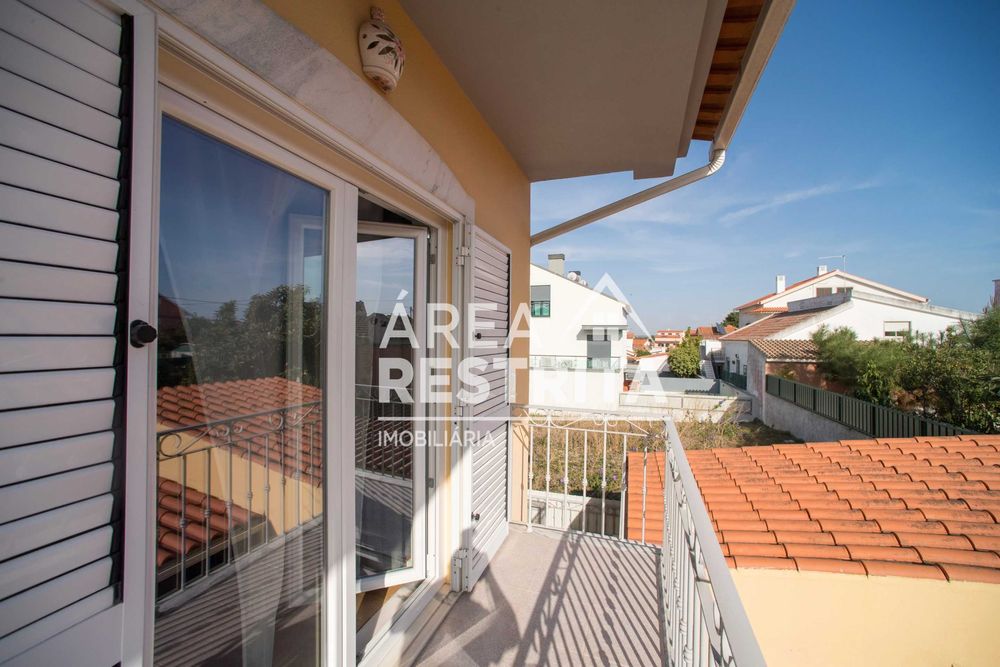 Quinta do Conde - Moradia Geminada T2+1 c/ Garagem em Excelente Estado