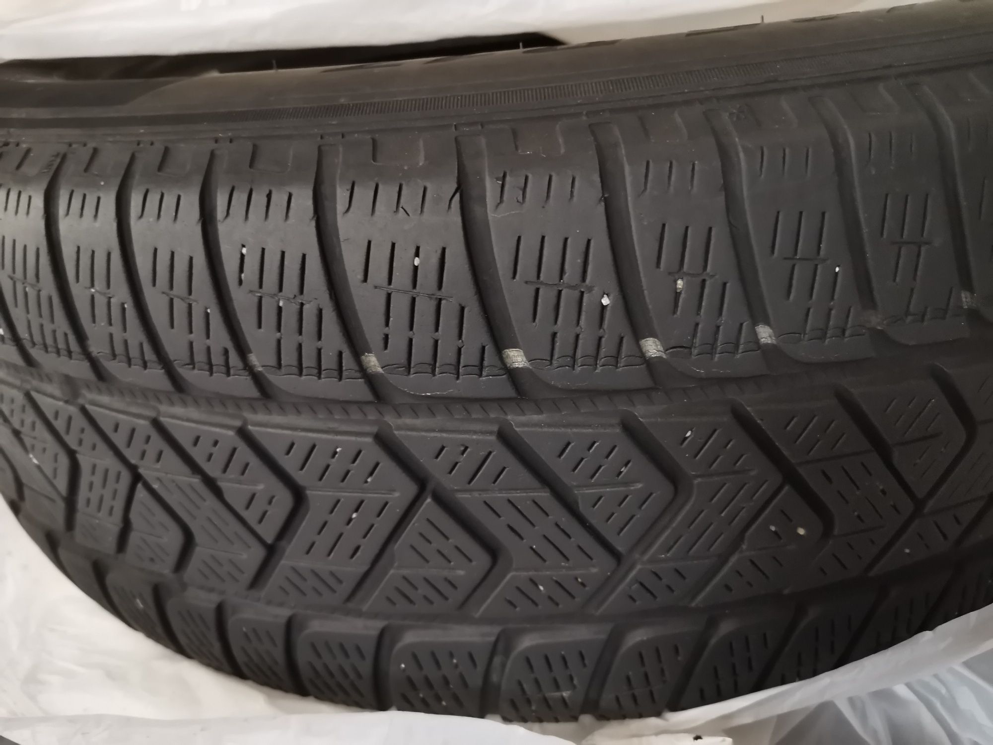 Зимова гума 215/65 R 17