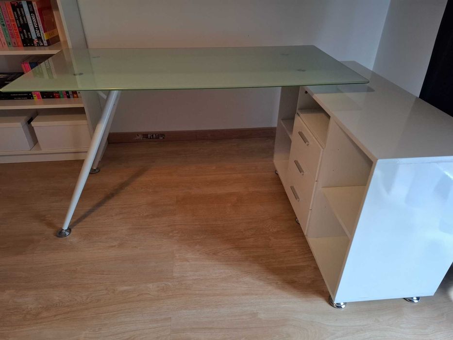 Secretária com tampo de vidro
