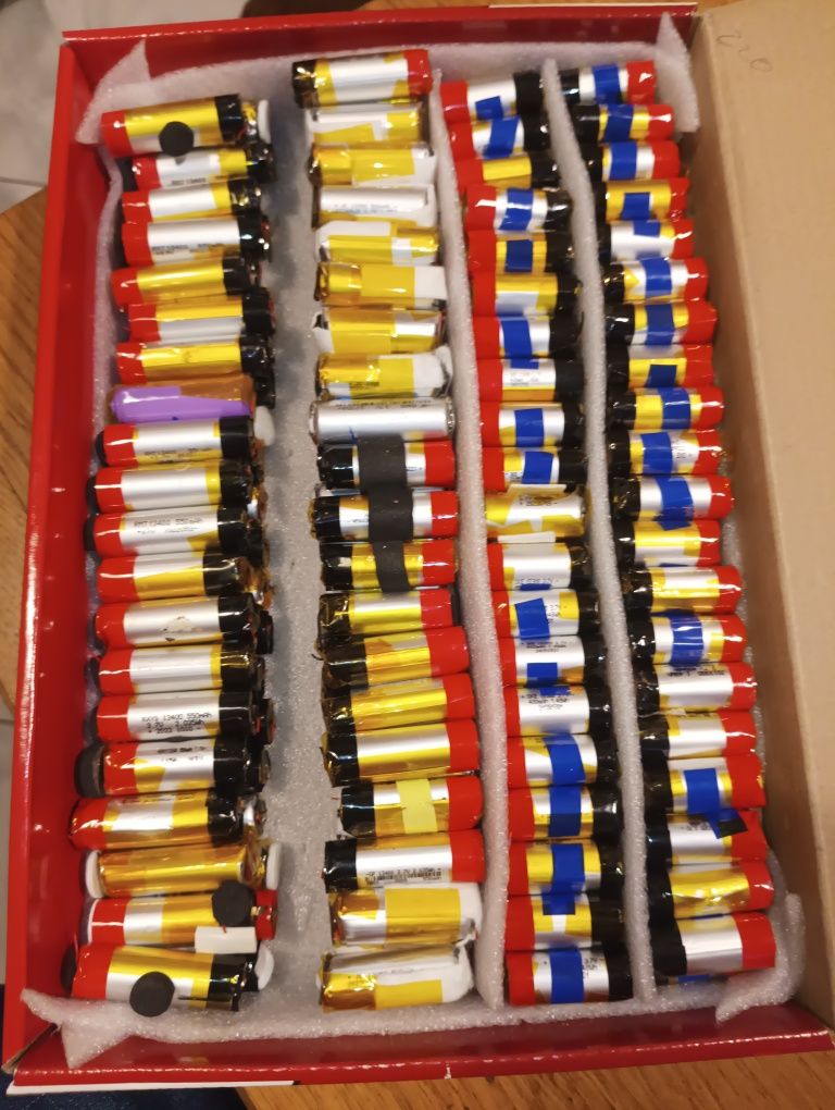 Ogniwa, baterie akumulatorowe 3.7 v.