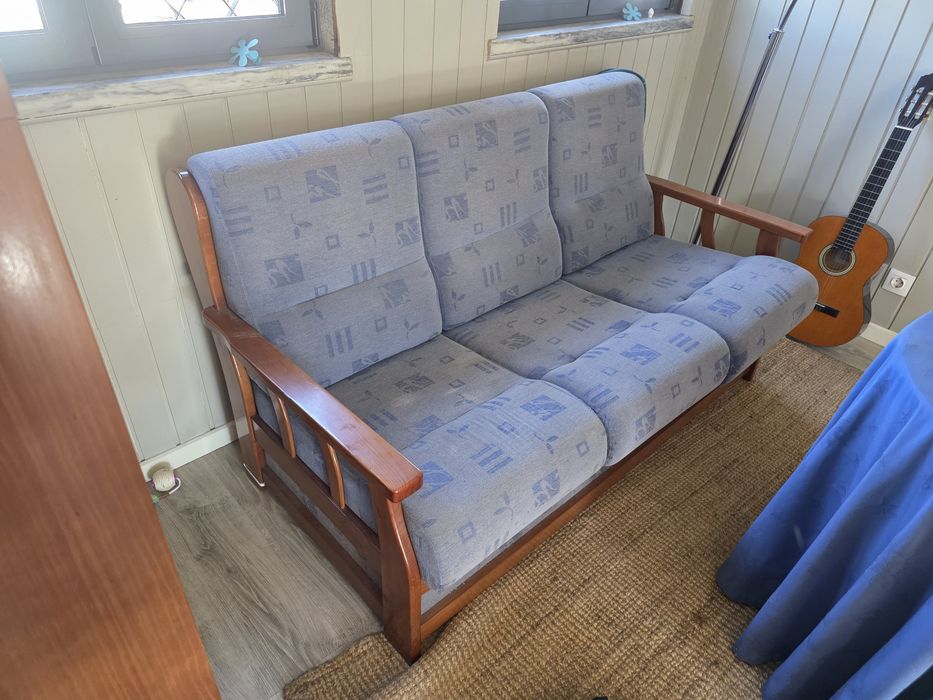 Sofa cama usada com base em madeira