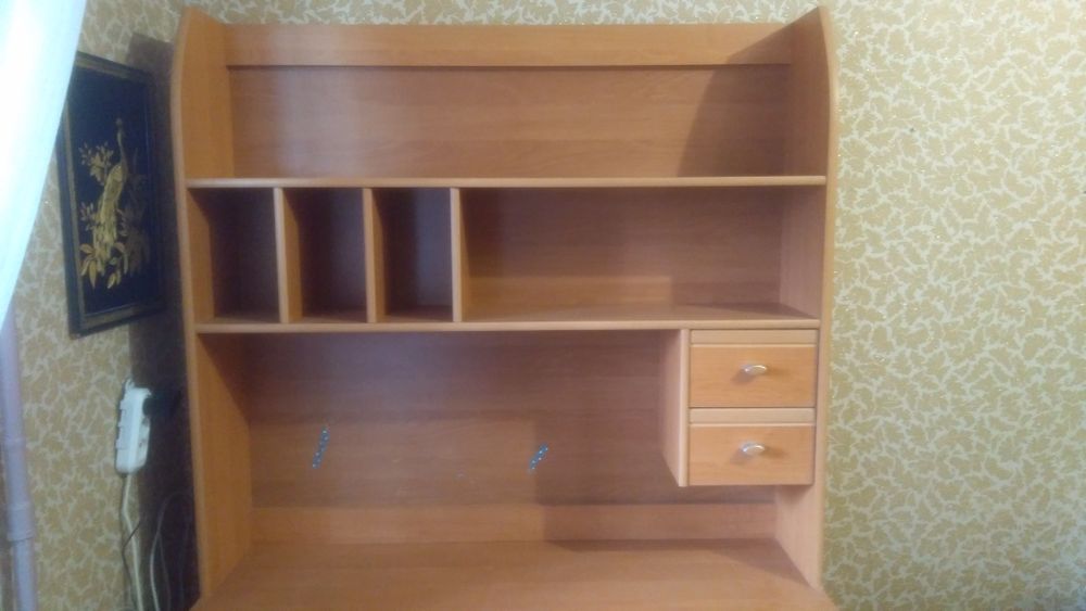 Стол письменный с полками