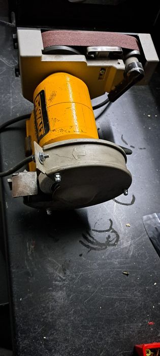 Szlifierka taśmowa DeWalt DW753