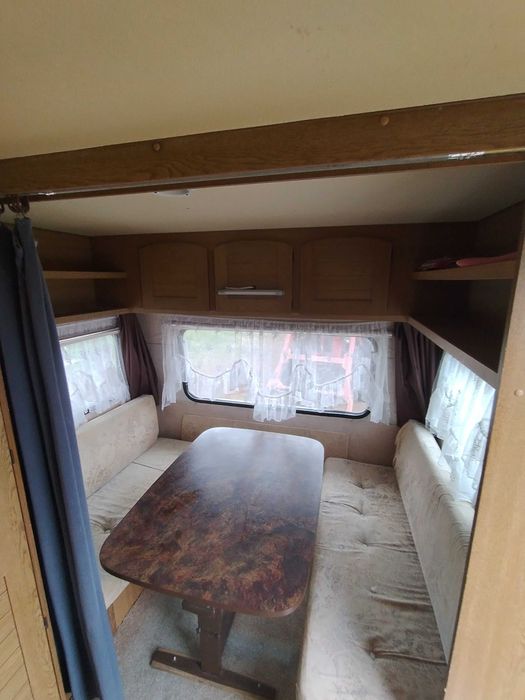 Przyczepa kempingowa Eriba. stacjonarna zimowy dach zimowy przedsionek