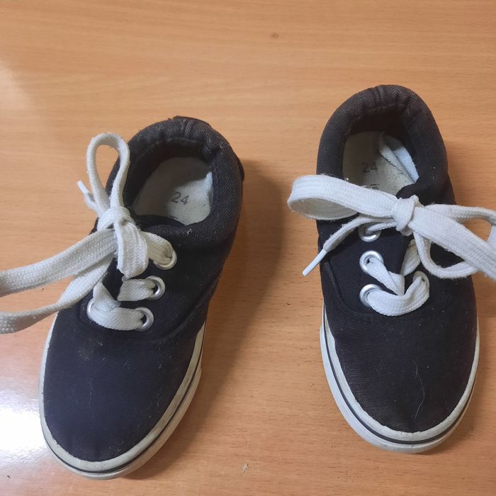 Sprzedam czarne sznurowane trampki r. 24 in extenso