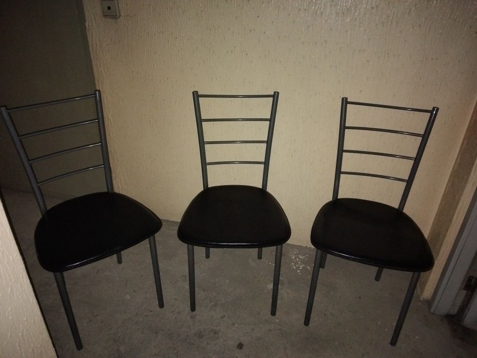 3 cadeiras  em ferro com assento  em pele