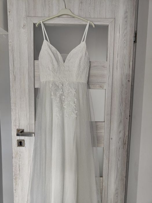 Romantyczna koronkowa suknia ślubna z dekoltem w kształcie litery V,