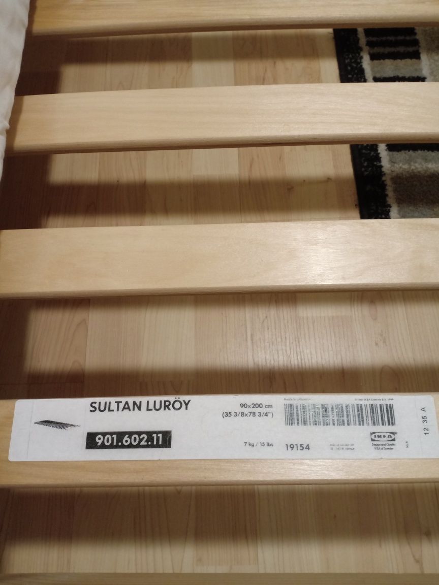 Łóżko z materacem
