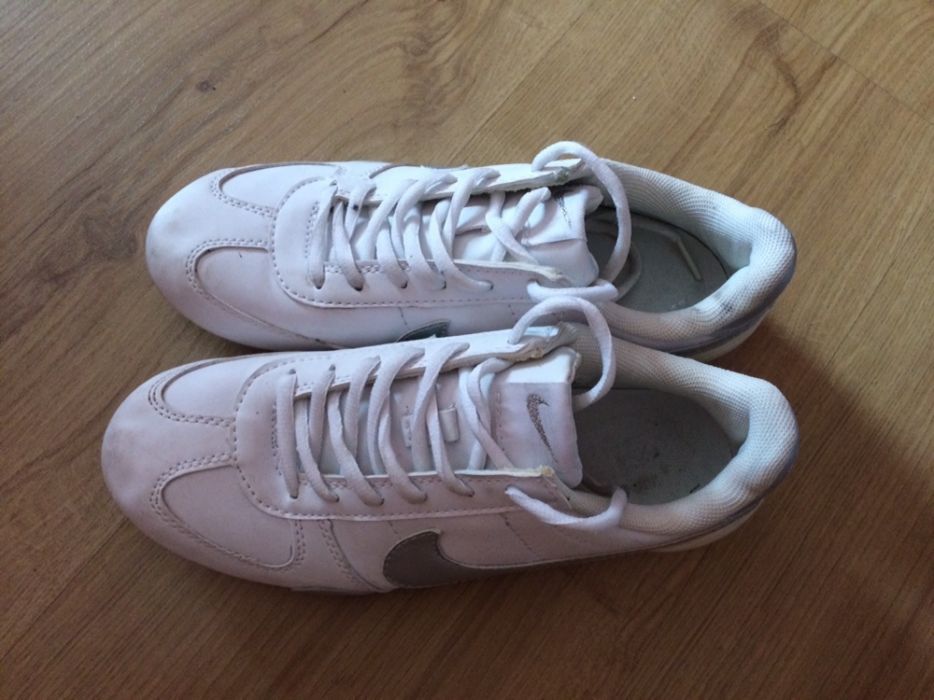 Nike białe