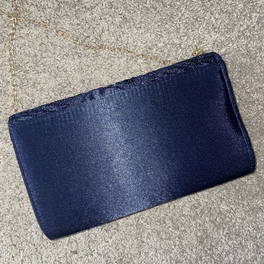 Elegancka kopertówka granatowa z koronkowym wzorem na łańcuszku