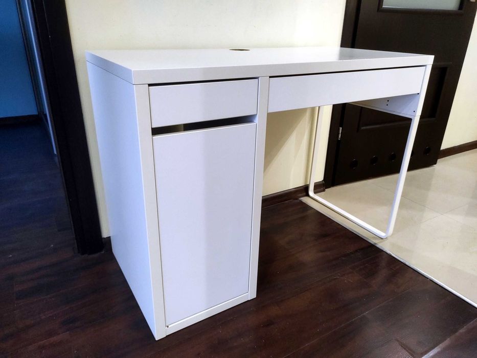 Białe biurko dziecięce lub młodzieżowe Ikea Micke szafka szuflady