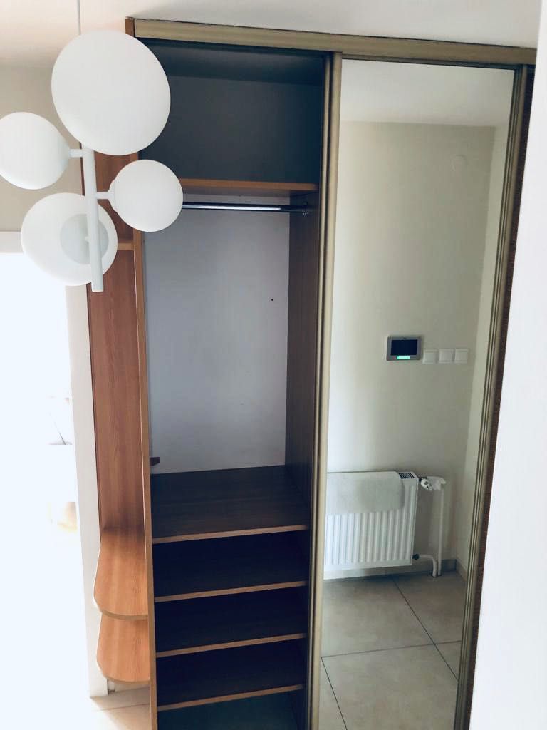 Ogromna szafa przesuwna lustro/rattan sypialnia przedpokoj