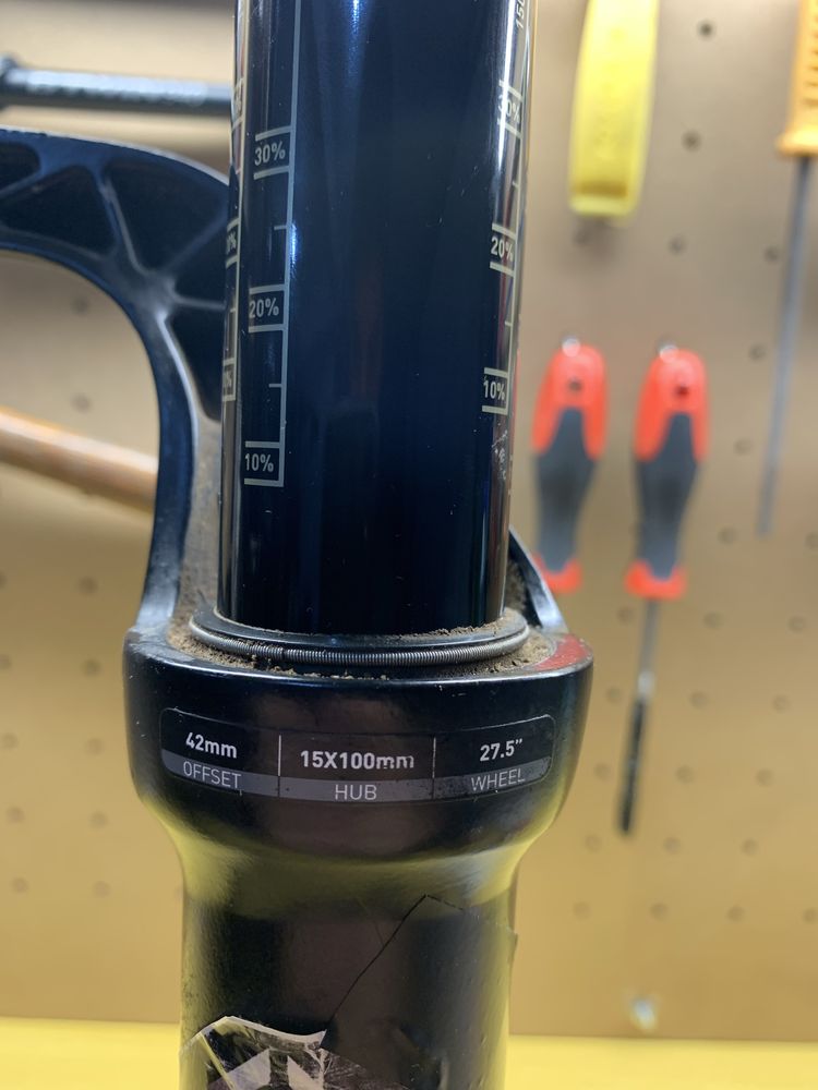 Suspensão rock shox yari