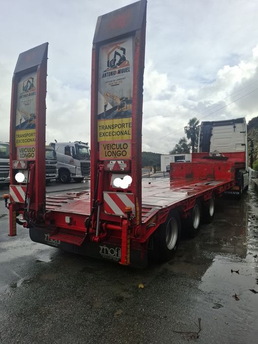 Semi-reboque porta máquinas