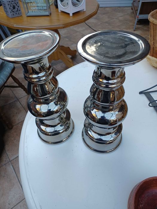 Dwa srebrne duże świeczniki.
