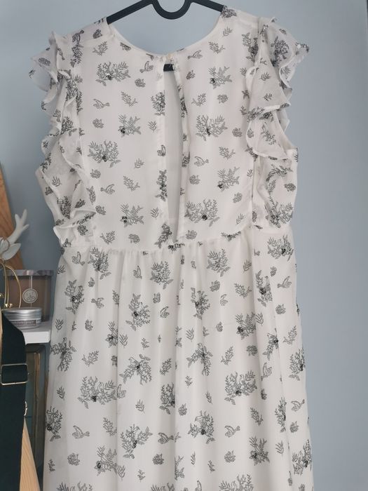 Sukienka biała wzór z cekinami clockhouse