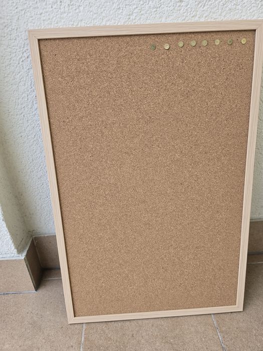 Tablica korkowa w drewnianej ramie