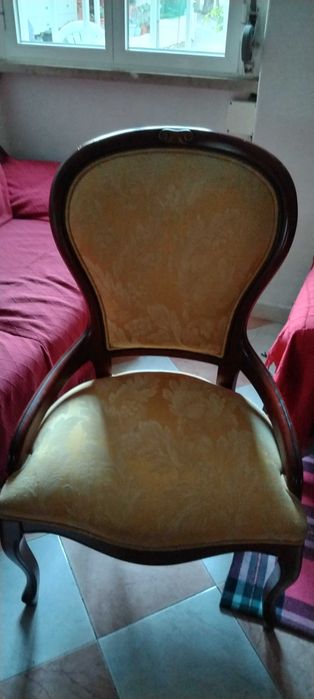 Cadeirão de madeira maciça com pouca utilização.