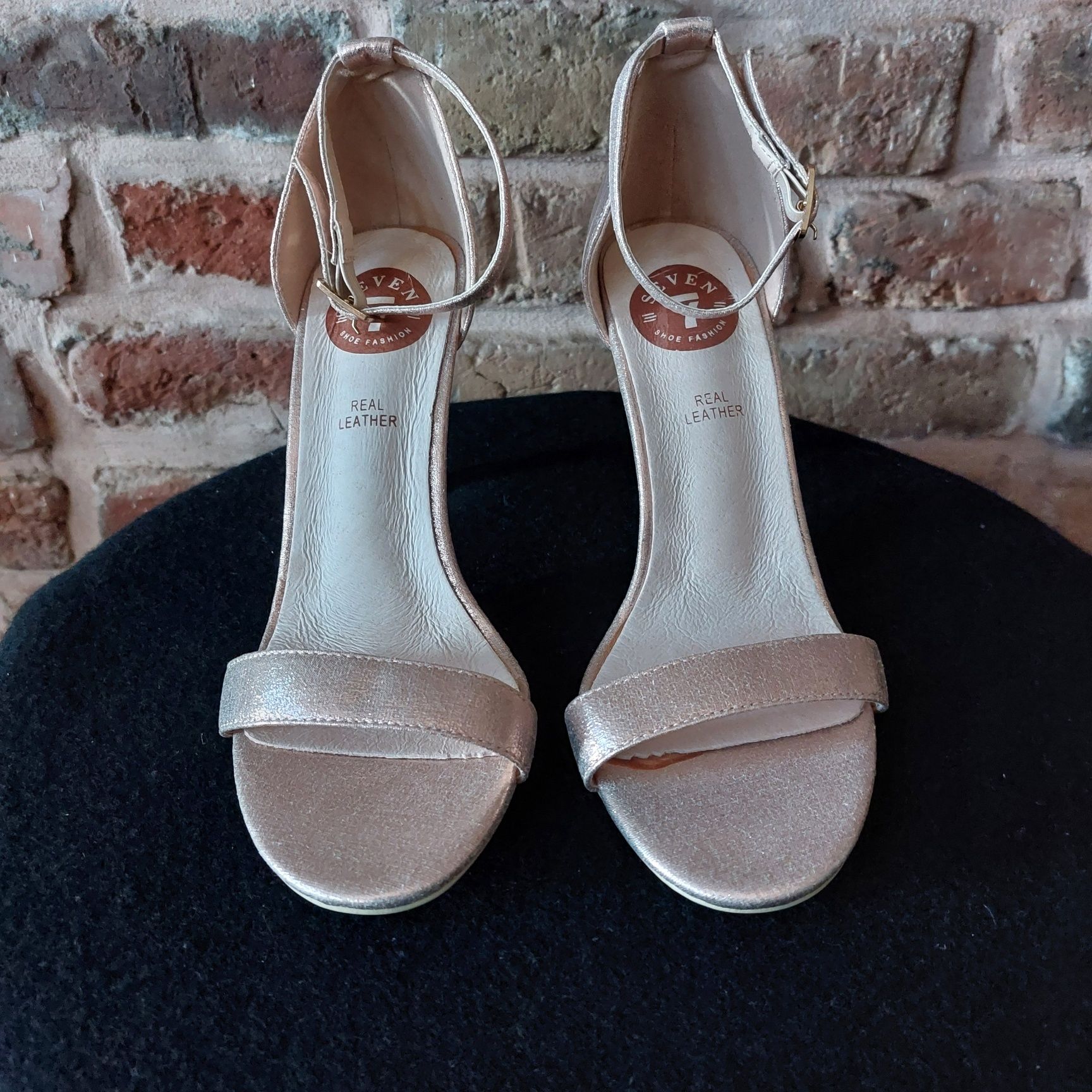 Eleganckie sandały na szpilce z zakrytą piętą