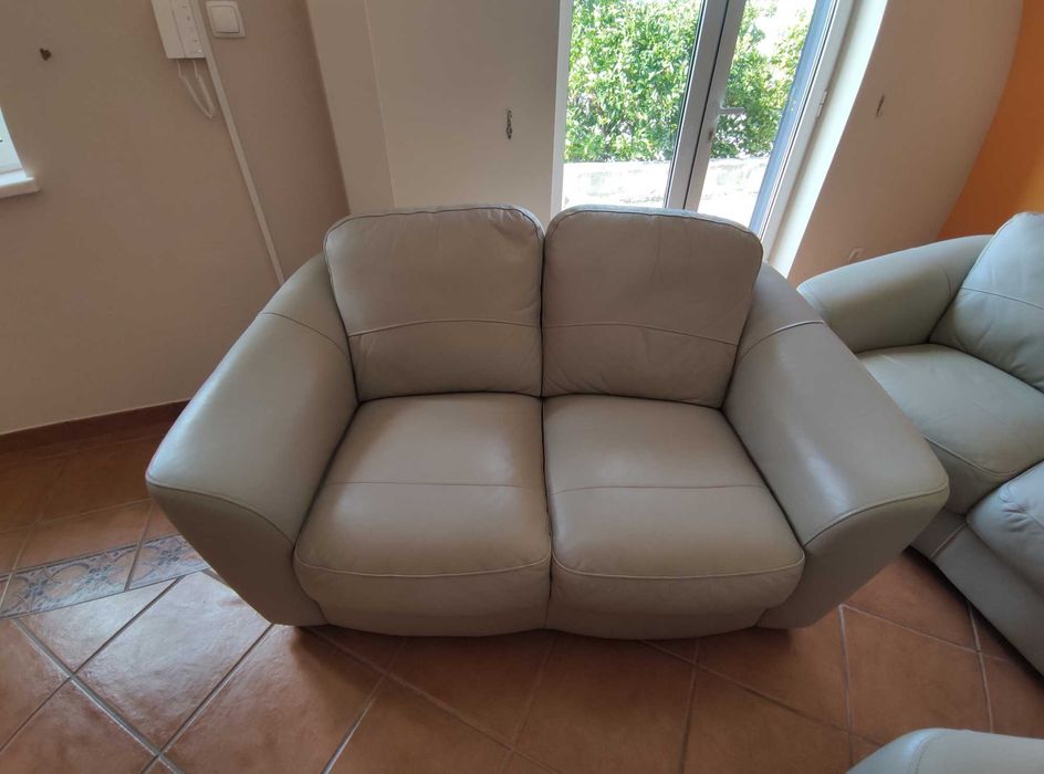 Sofás em pele como novos