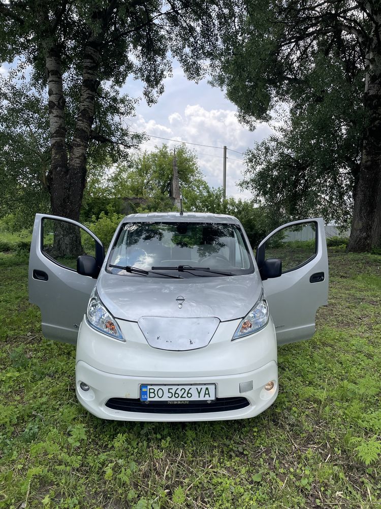 Nissan E-NV200.