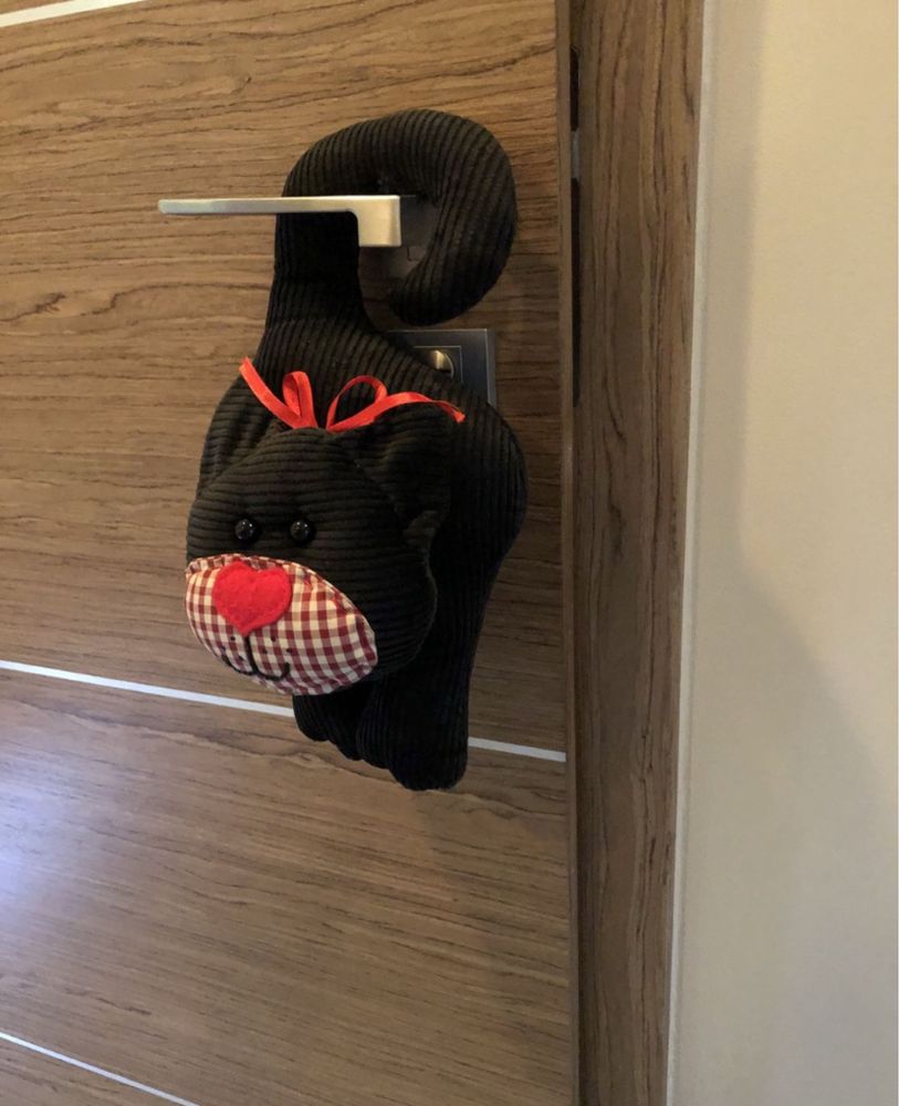 Kot odbijak odbojnik na klamkę drzwi