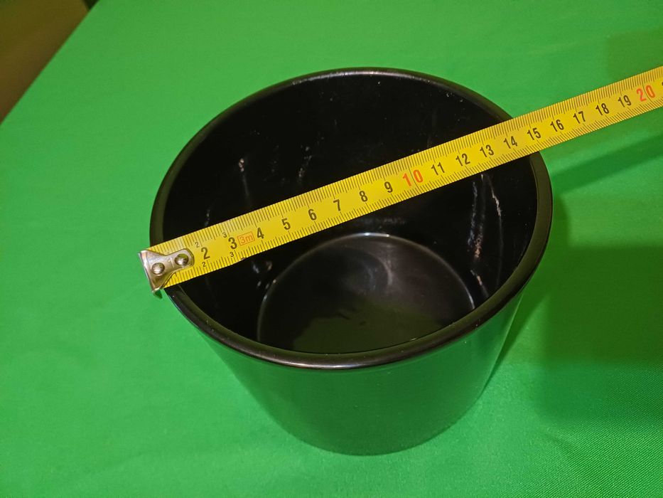 Czarna doniczka okrągła 15 cm, grube ścianki, stan bardzo dobry.