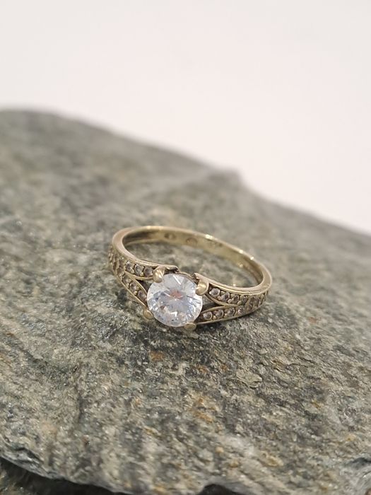 Śliczny Złoty pierścionek Pr.333 Roz.11 Stan idealny