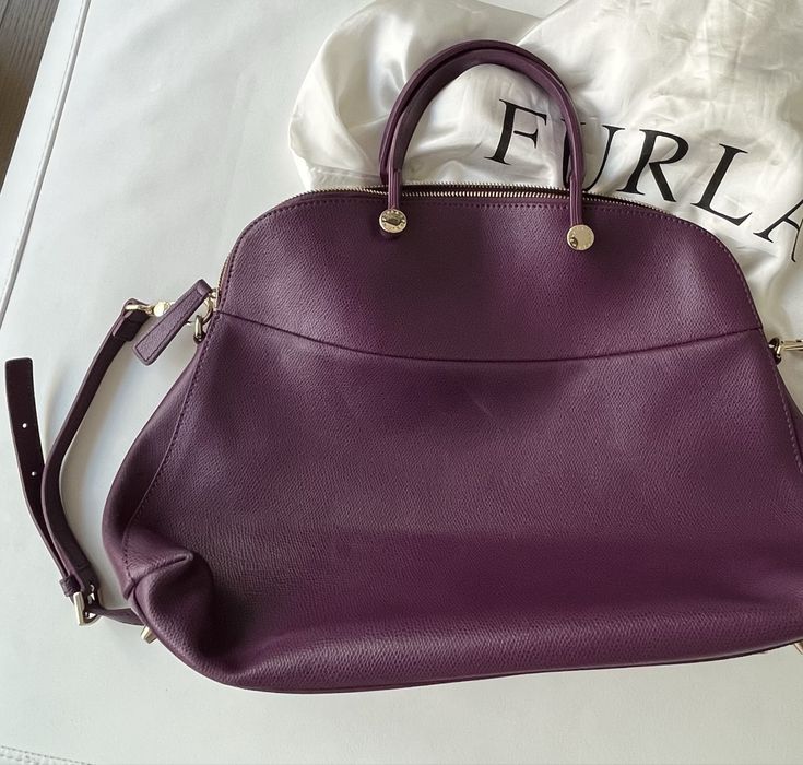 Mala Furla bordeau como nova. A cor tendência da estação!