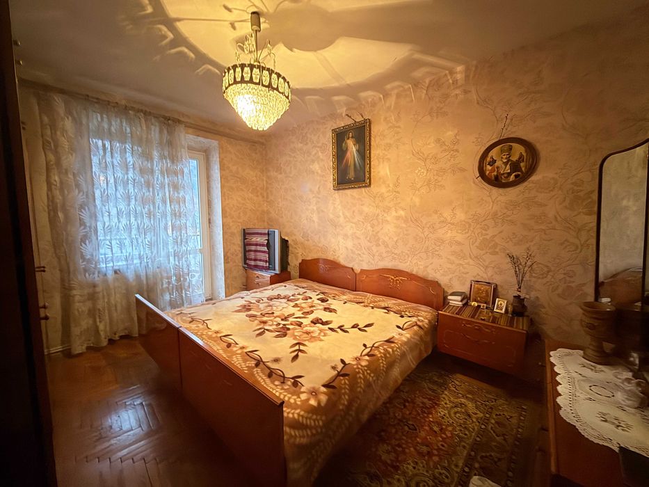 Продається квартира 3 кім., житловий стан, 66 м.кв., м.Яремче