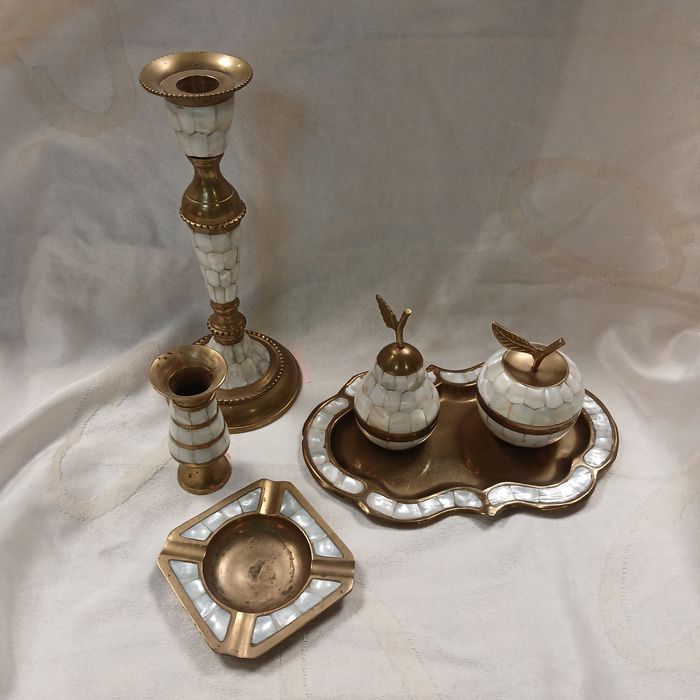 Продам старинный цветной хрусталь , изделия из бронзы с перламутром,