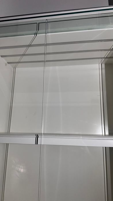 Vitrines Iluminadas com Portam em Vidro