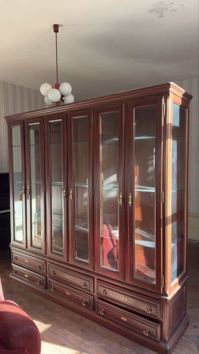 Vitrine clássica em madeira maciça com portas de vidro e gavetas