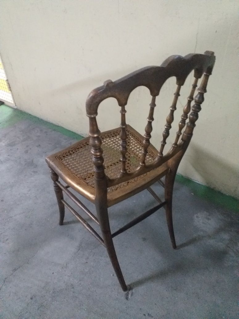 Cadeira antiga dourada
