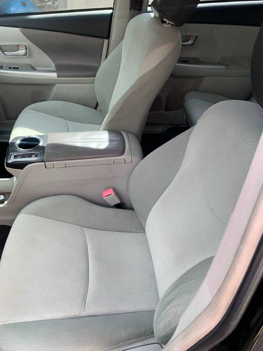 Toyota Prius V 2012 року