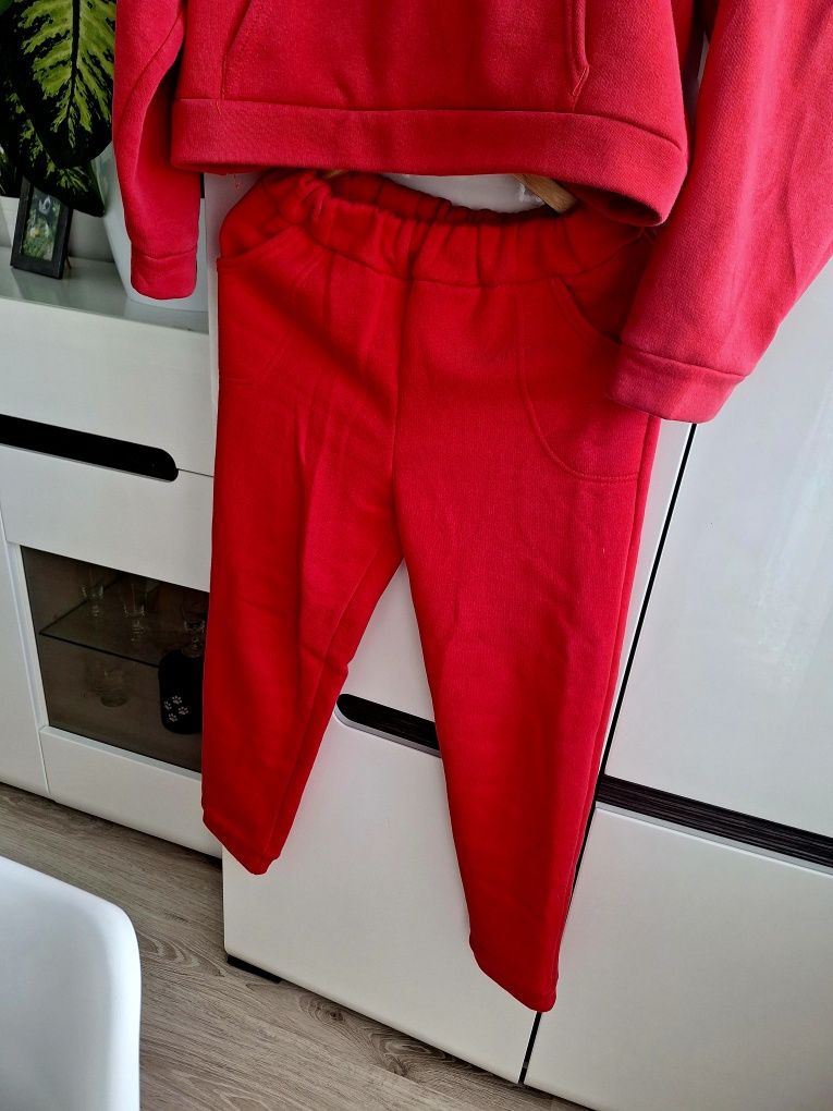 Czerwony dres Pakuten