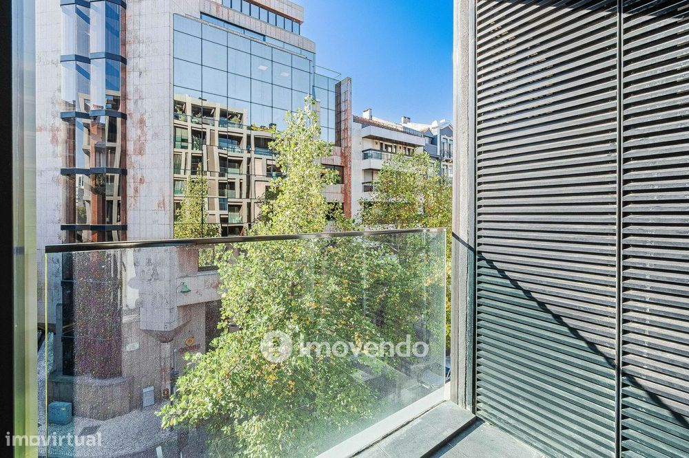 Apartamento T2 de luxo, com estacionamento, nas Avenidas Novas