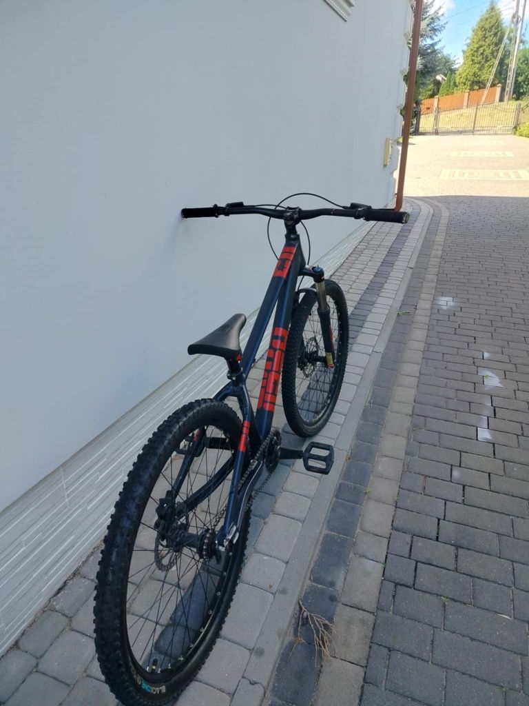 Sprzedam rower dirt w bardzo dobrym stanie.