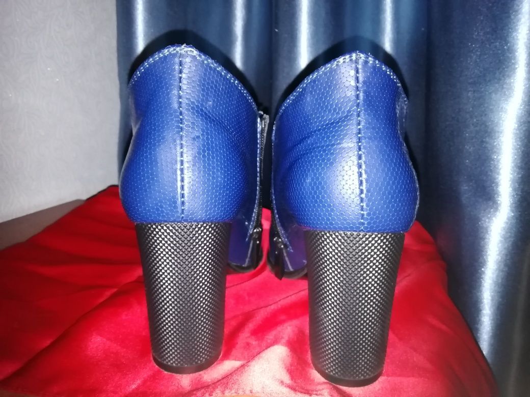 Продам женские кожаные туфли синего цвета 38 размер.